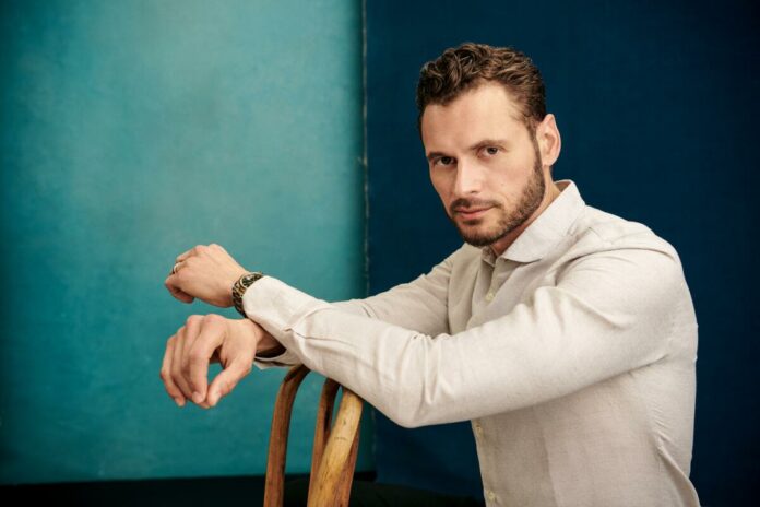 Falleció Adan Canto actor de 'X-Men' y 'Narcos Adan Canto, actor mexicano conocido por sus papeles en 'X Men' y 'Narcos', entre otros, ha fallecido a los 42 años. Su publicista, Jennifer Allen, lo hizo público y reveló que Canto ha muerto por un cáncer de apéndice, enfermedad que había decidido mantener en privado. "Adan tenía una profundidad espiritual que muy pocos llegaron a conocer en verdad. Aquellos que pudieron conocerle cambiaron para siempre. Mucha gente lo extrañará profundamente", afirmó Allen a través de un comunicado.