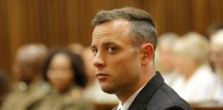 El ex campeón paralímpico sudafricano Oscar Pistorius salió de prisión este viernes bajo libertad condicional y “ya está en casa”, informaron las autoridades penitenciarias, tras cumplir una parte de la condena por el asesinato de su novia en 2013.