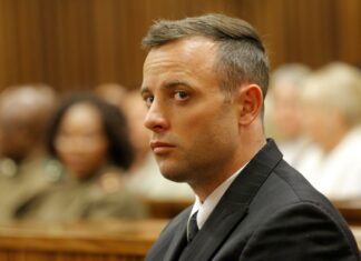 El ex campeón paralímpico sudafricano Oscar Pistorius salió de prisión este viernes bajo libertad condicional y “ya está en casa”, informaron las autoridades penitenciarias, tras cumplir una parte de la condena por el asesinato de su novia en 2013.