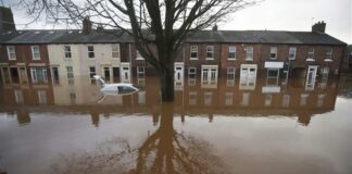 Las inundaciones en buena parte de Inglaterra han llevado a las autoridades a decretar más de 300 alertas, después de que ríos y canales hayan comenzado a desbordarse de sus cauces, especialmente en el sur y el centro del territorio.