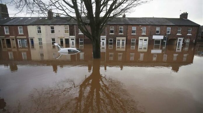 Las inundaciones en buena parte de Inglaterra han llevado a las autoridades a decretar más de 300 alertas, después de que ríos y canales hayan comenzado a desbordarse de sus cauces, especialmente en el sur y el centro del territorio.