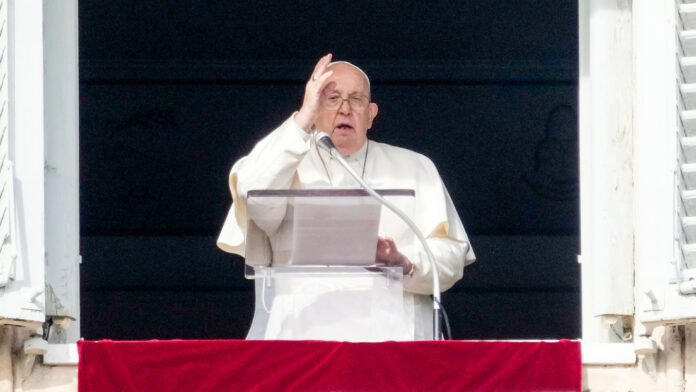 El papa defiende las bendiciones a parejas homosexuales