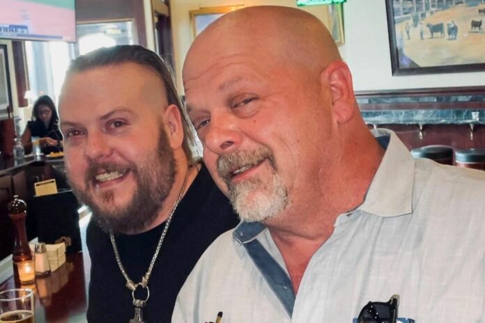 Adam Harrison, hijo de Rick Harrison -la estrella del programa El Precio de la Historia, que se emite por History Channel- murió el viernes a los 39 años. Mientras que ya hay una investigación en curso para determinar qué pasó, la principal hipótesis es que se trató de una sobredosis.