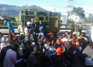 Fueron arrestados 21 haitianos por tratar de ingresar al país en una patana La tarde de este sábado, 21ciudadanos haitianos con estatus migratorio irregular fueron detenidos a bordo de una patana, mientras intentaban ingresar en territorio dominicano. De la cantidad de extranjeros encontrada, 17 eran hombres y cuatro mujeres.
