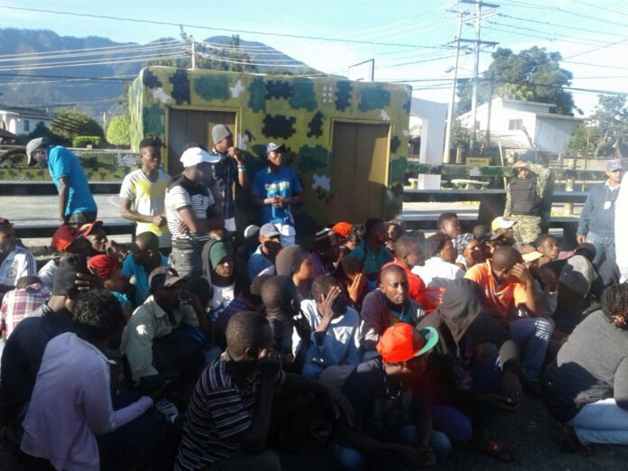 La tarde de este sábado, 21ciudadanos haitianos con estatus migratorio irregular fueron detenidos a bordo de una patana, mientras intentaban ingresar en territorio dominicano. De la cantidad de extranjeros encontrada, 17 eran hombres y cuatro mujeres.