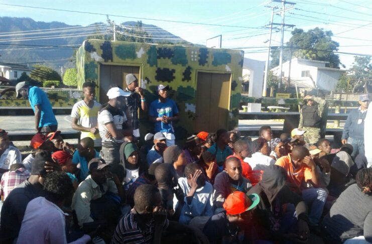 Fueron arrestados 21 haitianos por tratar de ingresar al país en una patana La tarde de este sábado, 21ciudadanos haitianos con estatus migratorio irregular fueron detenidos a bordo de una patana, mientras intentaban ingresar en territorio dominicano. De la cantidad de extranjeros encontrada, 17 eran hombres y cuatro mujeres.