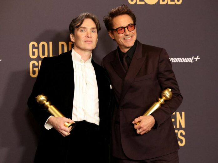 Con cinco Globos de Oro, el filme ‘Oppenheimer’, de Christopher Nolan, salió victorioso de su primer enfrentamiento con la supertaquillera ‘Barbie’, que partía como favorita de la noche, pero que tan solo ganó dos de los nueve premios a los que optaba.