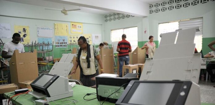 Las fallas tecnológicas reveladas por la Junta Central Electoral (JCE) despertaron los fantasmas que atormentaron al país hace cuatro años, cuando se suspendieron las elecciones municipales en febrero del año 2020.