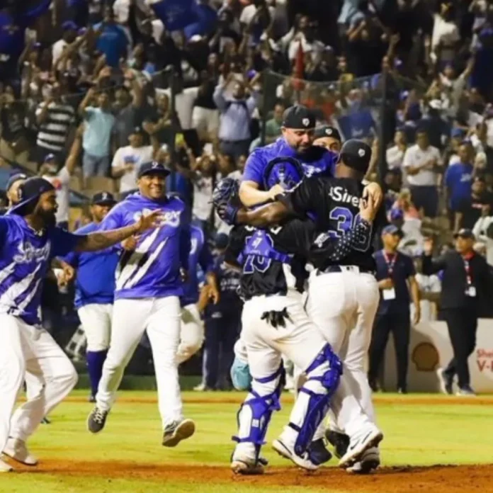 Licey a una victoria para ser campeón Los Tigres del Licey se colocaron a ley de una victoria para revalidar su título de campeón, tras lograr la noche del jueves su tercera victoria, en esta ocasión por 8-5, sobre las Estrellas Orientales, en el quinto partido de la Serie Final del Torneo de Béisbol Invernal Dominicano.