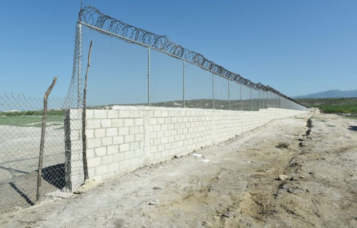 Traficantes de haitianos destruyen parte de verja del muro fronterizo en Dajabón Traficantes de haitianos cortaron y robaron parte de las mallas metálicas colocadas en el muro fronterizo, en la zona de La Vigía en la provincia Dajabón.