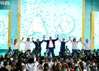 Partido Alianza País proclama a Luis Abinader como su candidato presidencial El Partido Alianza País proclamó este domingo al presidente Luis Abinader como su candidato presidencial para las elecciones de este año 2024, tras un acuerdo para la senaduría del Distrito Nacional con el presidente de esa organización, Guillermo Moreno.