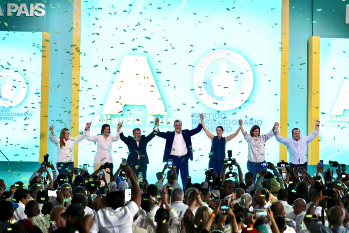 El Partido Alianza País proclamó este domingo al presidente Luis Abinader como su candidato presidencial para las elecciones de este año 2024, tras un acuerdo para la senaduría del Distrito Nacional con el presidente de esa organización, Guillermo Moreno.