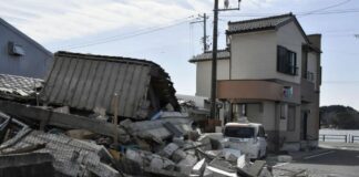 Japón emitió alertas por tsunami y ordenó evacuaciones el lunes tras una serie de potentes sismos que provocaron un incendio y dejaron a varias personas atrapadas bajo los escombros en la costa oeste de su isla principal.