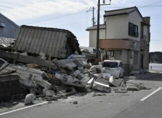 Japón emitió alertas por tsunami y ordenó evacuaciones el lunes tras una serie de potentes sismos que provocaron un incendio y dejaron a varias personas atrapadas bajo los escombros en la costa oeste de su isla principal.
