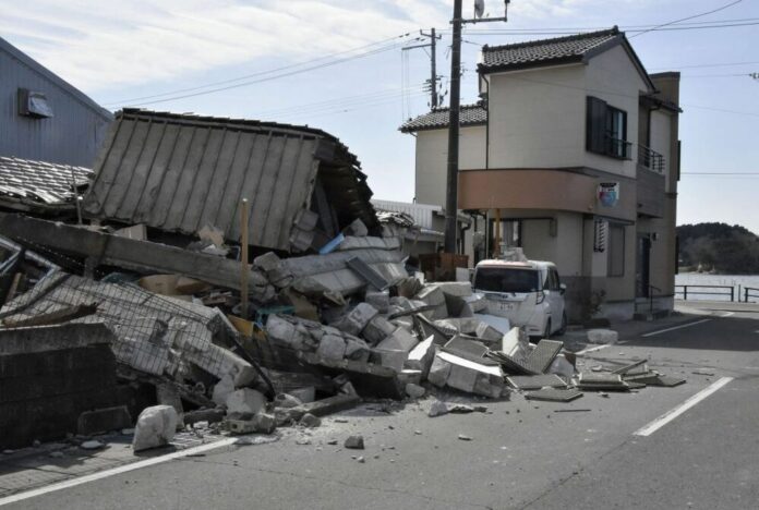 Japón emitió alertas por tsunami y ordenó evacuaciones el lunes tras una serie de potentes sismos que provocaron un incendio y dejaron a varias personas atrapadas bajo los escombros en la costa oeste de su isla principal.