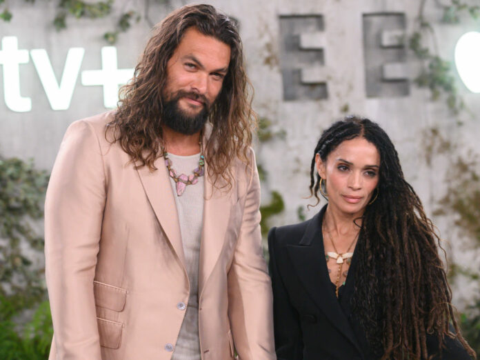 La historia de amor entre Lisa Bonet de 56 años y Jason Momoa de 44, ha llegado a su fin, luego de 18 años de unión y dos hijos en común. Este martes Bonet realizó la solicitud de divorcio oficialmente.