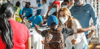 El Palacio Municipal fue testigo de una jornada llena de alegría y conciencia ambiental durante la cuarta edición de «Plásticos por Juguetes», un evento encabezado por la alcaldesa del Distrito Nacional, Carolina Mejía, en la celebración del Día de los Reyes Magos.