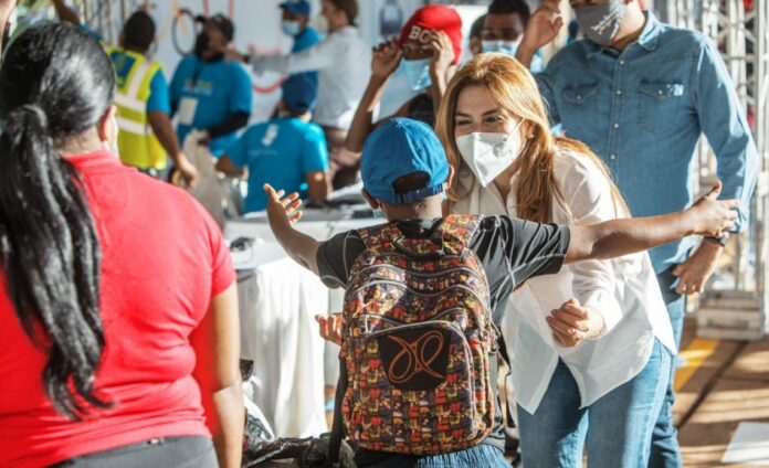 El Palacio Municipal fue testigo de una jornada llena de alegría y conciencia ambiental durante la cuarta edición de «Plásticos por Juguetes», un evento encabezado por la alcaldesa del Distrito Nacional, Carolina Mejía, en la celebración del Día de los Reyes Magos.