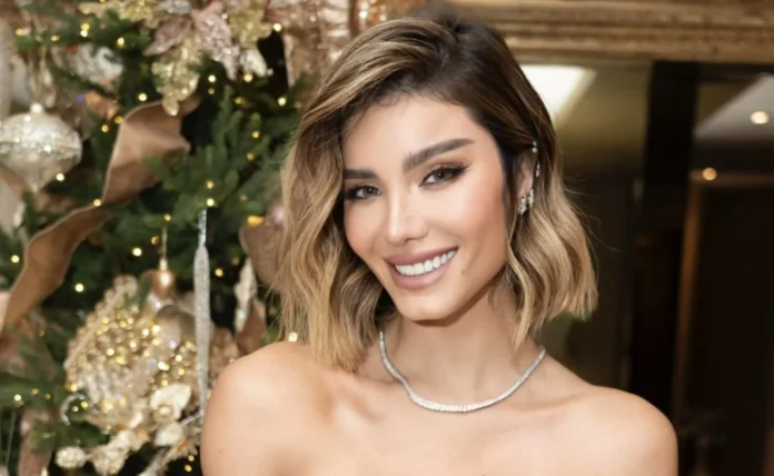 Dejan en libertad a Aleska Génesis tras ser acusada de presunto robo de relojes La modelo venezolana, Aleska Génesis fue dejada en libertad a tan solo unas horas de ser detenida en Aeropuerto Internacional de la Ciudad de México (AICM), acusada de robar lujosos relojes.