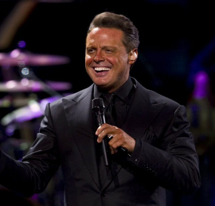 Luis Miguel estremece el Olímpico con sus éxitos El artista y ganador de varios Premios Grammy se presentó en el Estadio Olímpico a casa llena tras la suspensión de ayer miércoles por problemas técnicos.