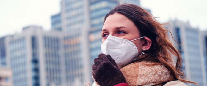 OMS insta a volver a mascarillas y a vacunarse contra el covid-19 Debido a la creciente incidencia del covid-19 en el mundo, es necesario continuar con el uso de mascarillas y la vacunación, afirmó el director general de la Organización Mundial de la Salud (OMS), Tedros Adhanom Ghebreyesus.