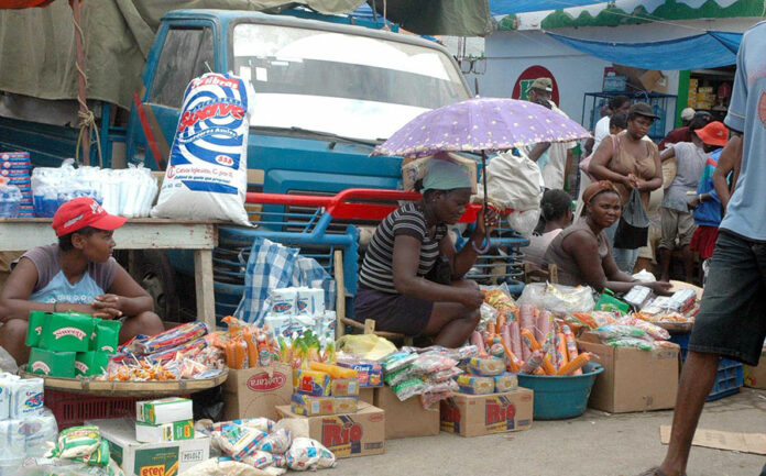 Tras disturbios en Haití se reanuda comercio binacional en Dajabón Varias personas resultaron heridas durante los disturbios y bloqueos de calles registrados este jueves en Puerto Príncipe y localidades aledañas, protagonizados por los seguidores del líder golpista Guy Philippe.