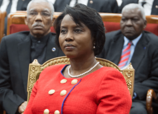 Martine Moïse acusada oficialmente del asesinato de su marido, Jovenel Moïse El juez de instrucción W. Voltaire se prepara para emitir su orden de cierre en el marco de la investigación abierta y procesada contra los autores y cómplices del odioso asesinato del difunto presidente Jovenel Moïse, ocurrido en la noche del 6 al 7 de julio de 2021.