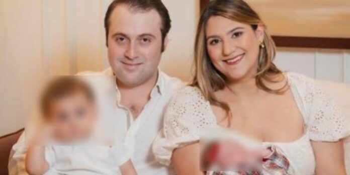 Mujer y su bebé de dos meses mueren luego de fumigación contra el comején Una mujer y su hija de apenas dos meses habrían muerto producto de una fumigación contra el comején en la Torre Da Silva en el Distrito Nacional. El esposo de la fallecida y el otro hijo de la pareja se encuentran en cuidados intensivos.