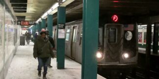Un tren de pasajeros chocó contra uno de trabajo al norte de la estación de la Calle 96, y el impacto provocó el descarrilamiento de un vagón del convoy de pasajeros