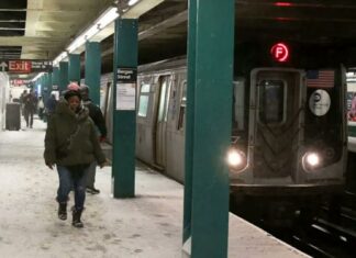 Un tren de pasajeros chocó contra uno de trabajo al norte de la estación de la Calle 96, y el impacto provocó el descarrilamiento de un vagón del convoy de pasajeros