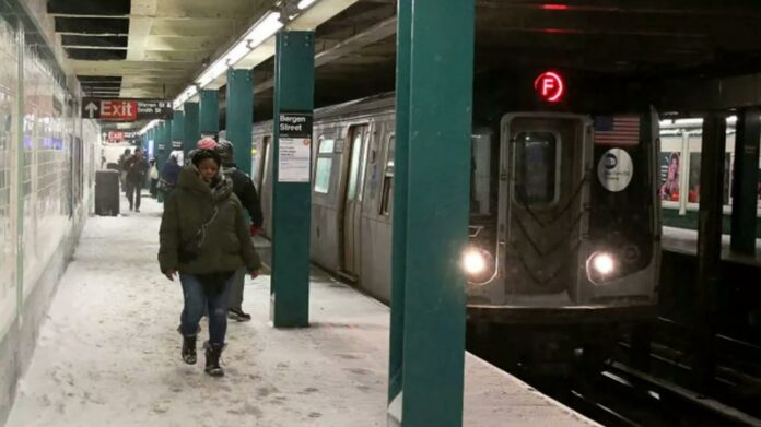 Un tren de pasajeros chocó contra uno de trabajo al norte de la estación de la Calle 96, y el impacto provocó el descarrilamiento de un vagón del convoy de pasajeros