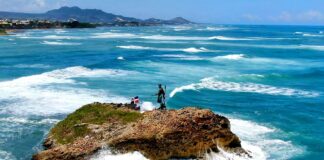 Meteorología alerta de oleaje peligroso en ambas costas del país La Oficina Nacional de Meteorología (Onamet) informó este martes que once provincias continúan en alerta debido a la incidencia de un sistema frontal y la influencia del viento de dirección este/noreste, Meteorología explicó que continuarán las precipitaciones en diferentes regiones del territorio nacional. Debido a las lluvias caídas y las pronosticadas para las próximas 24 a 48 horas, producto de la incidencia del sistema frontal, además de los campos nubosos arrastrados por el viento moderado del noreste, se mantienen los niveles de Alerta y Aviso meteorológico ante posibles crecidas de ríos, arroyos, cañadas, inundaciones rurales y urbanas, así como, posibles deslizamientos de tierra. Las provincias en alerta son: Valverde, Dajabón, María Trinidad Sánchez, Hermanas Mirabal, La Vega, Samaná y Duarte. Mientras que aviso encuentran: Monte Cristi, Puerto Plata, Santiago y Espaillat. En cuanto a las temperaturas, serán de agradables a frescas temprano en la mañana, así como en la noche y la madrugada.