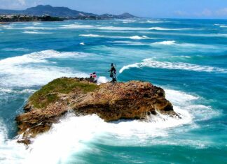 Meteorología alerta de oleaje peligroso en ambas costas del país Meteorología alerta de oleaje peligroso en ambas costas del país La Oficina Nacional de Meteorología (Onamet) informó este martes que once provincias continúan en alerta debido a la incidencia de un sistema frontal y la influencia del viento de dirección este/noreste, Meteorología explicó que continuarán las precipitaciones en diferentes regiones del territorio nacional. Debido a las lluvias caídas y las pronosticadas para las próximas 24 a 48 horas, producto de la incidencia del sistema frontal, además de los campos nubosos arrastrados por el viento moderado del noreste, se mantienen los niveles de Alerta y Aviso meteorológico ante posibles crecidas de ríos, arroyos, cañadas, inundaciones rurales y urbanas, así como, posibles deslizamientos de tierra. Las provincias en alerta son: Valverde, Dajabón, María Trinidad Sánchez, Hermanas Mirabal, La Vega, Samaná y Duarte. Mientras que aviso encuentran: Monte Cristi, Puerto Plata, Santiago y Espaillat. En cuanto a las temperaturas, serán de agradables a frescas temprano en la mañana, así como en la noche y la madrugada.