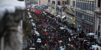 Miles de manifestantes, incluyendo niños, recorrieron el centro de Londres para una marcha en apoyo a los palestinos el sábado, parte de un día de acción mundial contra la guerra más prolongada y mortífera entre Israel y los palestinos en 75 años.