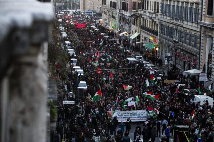 Miles de manifestantes, incluyendo niños, recorrieron el centro de Londres para una marcha en apoyo a los palestinos el sábado, parte de un día de acción mundial contra la guerra más prolongada y mortífera entre Israel y los palestinos en 75 años.