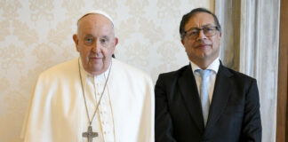 Papa Francisco recibe a Petro en el Vaticano con la paz de Colombia sobre la mesa