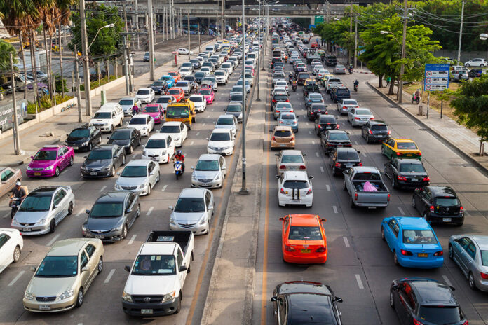 El parque vehicular creció más que la tasa de población del país Otro dato que aparece en el estudio “Condiciones de Competencia en el Mercado de Venta de Vehículos para el Transporte Terrestre Privado y El Rol de las Plataformas Digitales”, es que el 47.50% de los hogares contaba a esa fecha con un vehículo de motor.