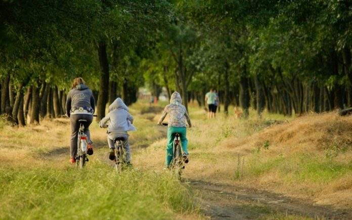Onamet: Las temperaturas seguirán calurosas y las escasas lluvias La Oficina Nacional de Meteorología (Onamet) informó este miércoles que en las condiciones del tiempo prevalecerá un cielo con nubes dispersas a medio nublado, debido a la permanencia de un sistema de alta presión en nuestro país.