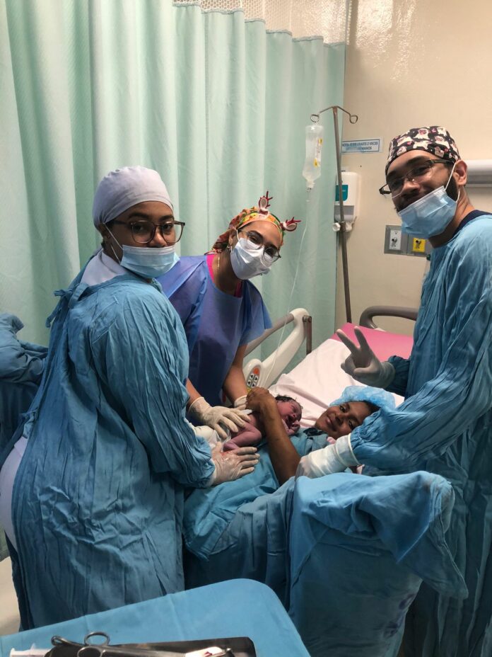 El Hospital Universitario Maternidad Nuestra Señora de la Altagracia (HUMNSA) registró el primer nacimiento del año 2024, una bebé que llegó al mundo en perfecto estado de salud vía parto vaginal justo a las 12:00 de la media noche.