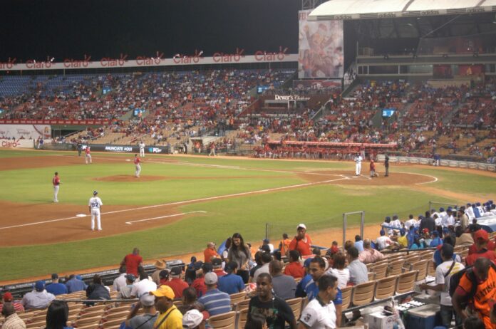 Otra pelea se registró la noche de este miércoles en las gradas del Estadio Quisqueya Juan Marichal, luego de finalizar el partido entre Tigres del Licey y Leones del Escogido.