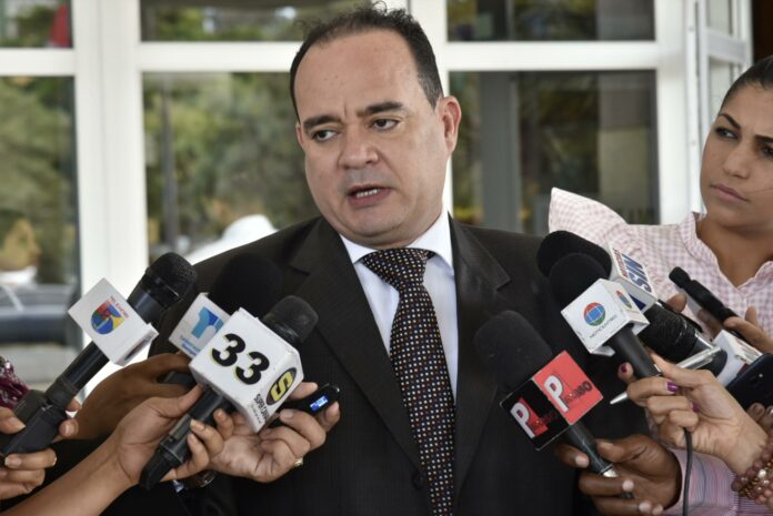 El presidente del Colegio de Abogados de la República Dominicana (CARD), Miguel Surún Hernández, sostuvo junto a otros abogados una pelea con varios militares en el Tribunal Superior Electoral (TSE).