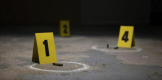 Un cabo de la Policía Nacional mató de varios disparos a su pareja, que también pertenecía a la institución del orden, hecho ocurrido la madrugada de este martes en el barrio Tierra Seca del sector Los Cayucos, en el municipio de Mao, provincia Valverde.