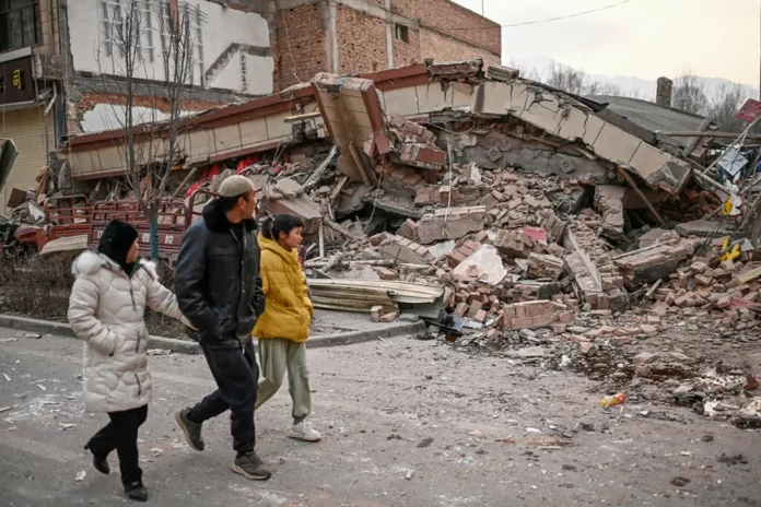 El terremoto de magnitud 7,1 que sacudió la región china de Xinjiang (noroeste) no ha dejado por el momento víctimas mortales pero sí daños en viviendas e infraestructuras, según informes preliminares de las autoridades locales.