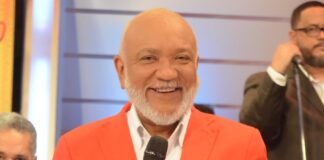 El comunicador Jochy Santos anunció este jueves el regreso de su programa "Divertido con Jochy" tras cinco años fuera del aire de la televisión.