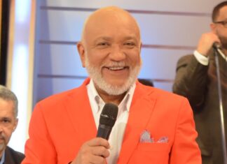 El comunicador Jochy Santos anunció este jueves el regreso de su programa "Divertido con Jochy" tras cinco años fuera del aire de la televisión.