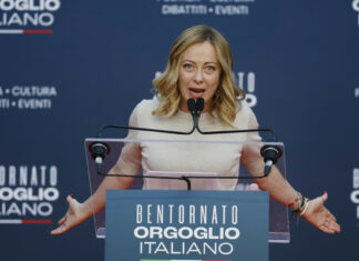 Oposición italiana arremete contra la primera ministra tras el disparo del arma de un diputado