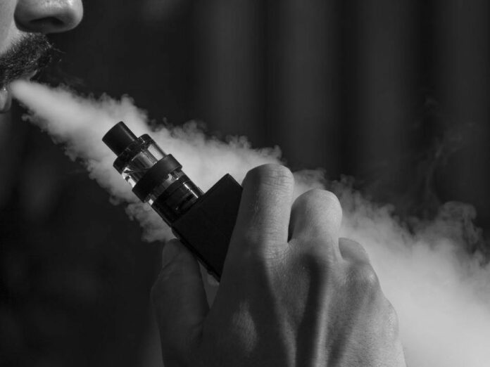 Momentos de tensión se vivieron este miércoles en el Palacio de Justicia de Ciudad Nueva, cuando a uno de los imputados del caso Pulpo, se le cayó un vaper (cigarrillo electrónico) y explotó en el pasillo. Varias personas salieron corriendo al pensar que había sido un disparo.