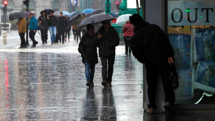 La Oficina Nacional de Meteorología (Onamet) informa que el sistema frontal se ubica actualmente al noreste de Puerto Rico, pero la humedad dejada tras su paso continúa favoreciendo nublados acompañados de lluvias dispersas en varios poblados de las regiones este y noreste, como: La Altagracia, La Romana, San Pedro de Macorís, El Seibo, Hato Mayor, Samaná, Monte Plata, entre otras.