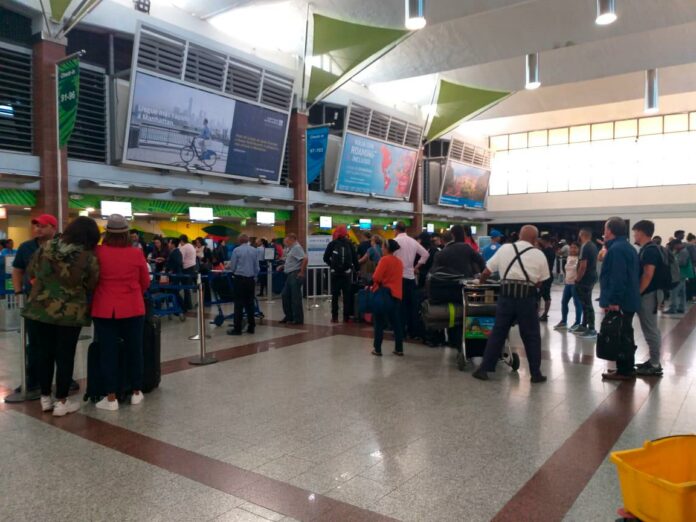 Decomisan en el AILA once paquetes de marihuana La Dirección Nacional de Control de Drogas (DNCD) informó que incautaron once paquetes de marihuana, durante un operativo de inspección desarrollado en el Aeropuerto Internacional de las Américas JFPG.
