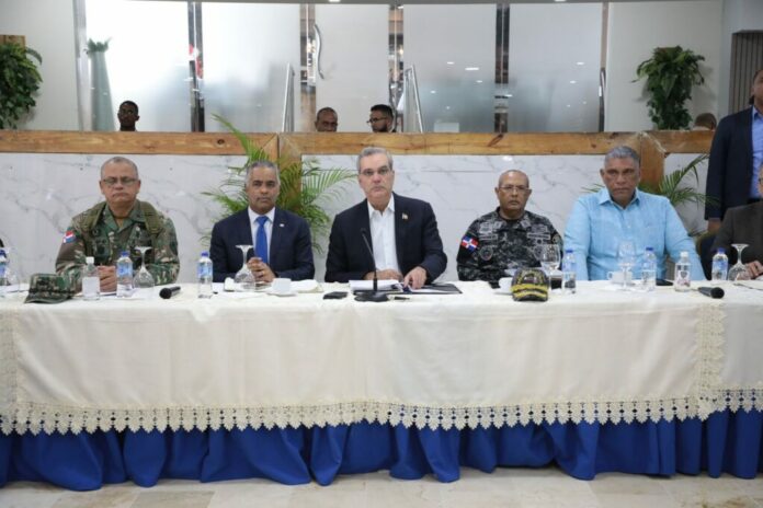 El presidente Luis Abinader, encabeza la reunión de seguimiento al Plan de la Seguridad Ciudadana para seguir garantizando el bienestar en beneficio de los dominicanos en el país.